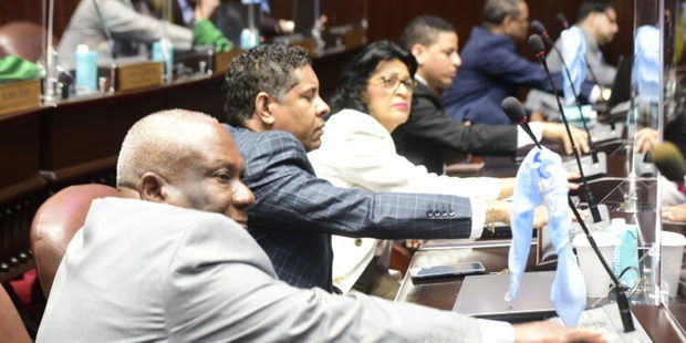 Diputados aprueban en primera lectura proyecto que grava con tasa cero productos canasta básica.