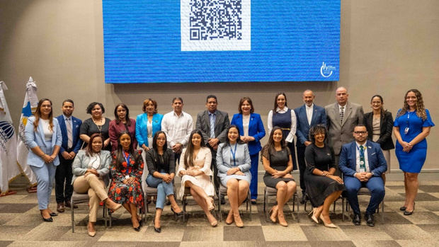 El director de Contrataciones Públicas, Carlos Pimentel, junto al ministro de Agricultura, Limber Cruz; la directora del Plan Social de la Presidencia, Yadira Henríquez, el director ejecutivo del Instituto Nacional de Bienestar Estudiantil (Inabie), Víctor Castro; la directora de la Unidad de Análisis Financiero, María Elisa Holguín, así como los oficiales de cumplimiento de la DGCP.