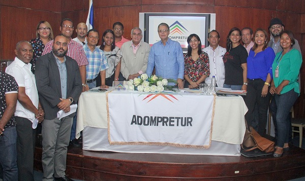 Directivos nacionales y de las filiales de Adompretur presentes en la asamblea geneal