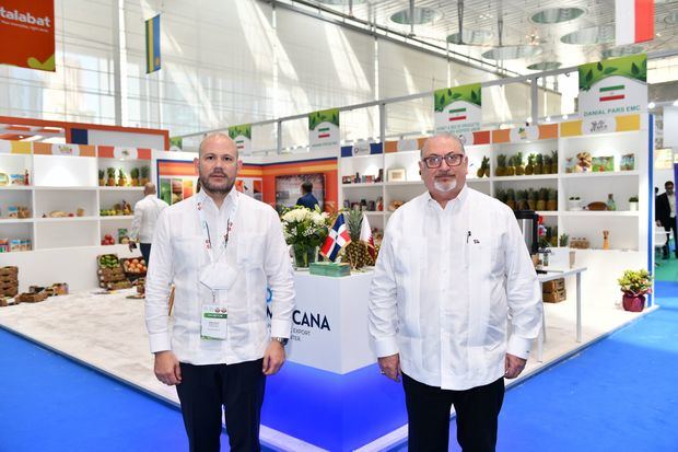 Director de Exportación ProDominicana, Jaime Licairac junto al Embajador dominicano en Qatar, Georges Bahsa Hazim.