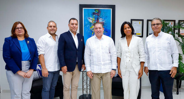 Director general IDAC, Héctor Porcella, junto a ejecutivos grupo Atreus y funcionarios del organismo estatal.
