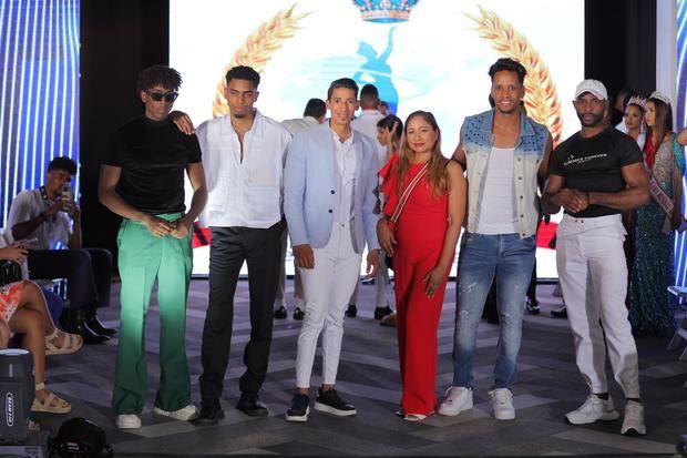 Diseñadores Starlin De Holma, Raudy Baez, Luis Santelises, Yanet Romero, el director del evento Wellingthon Tejeda y el diseñador Melvin Henriquez.