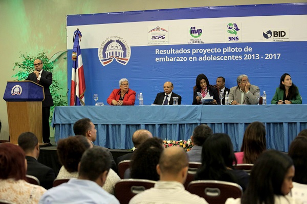 El consultor en salud del Gabinete de Coordinación de Políticas Sociales (GCPS), doctor José De Lancer, presenta los resultados de la sistematización del “Proyecto de abordaje de la salud integral de adolescentes con énfasis en la reducción de embarazos y mortalidad materna 2013-2017” realizado por el GCPS y el Ministerio de Salud Pública