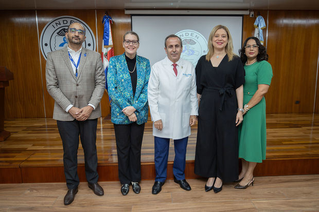 Doctores Leandro Feliz, Aida Mencía, Ammar Ibrahim, Vhyna Ortega y Elizabel De León.