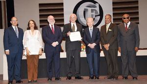 Manuel Salvador Gautier recibió el Premio Nacional Literatura 2018