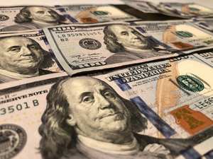 El peso sube ligeramente frente al dólar y se cambia a 53.63