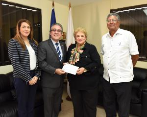 “Voluntariado del Banco Central dona recursos a la Cruz Roja dominicana”.
