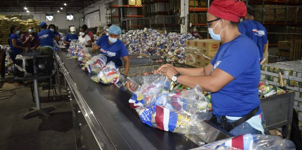 Personal del Plan Social de la Presidencia prepara los alimentos a ser distribuidos en los albergues.