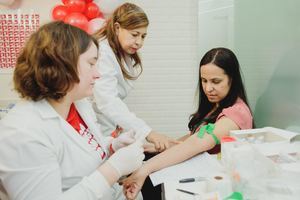 Eduviges Aracena e Isabel Santamaría preparan a Ivana Regino para la donación de sangre.