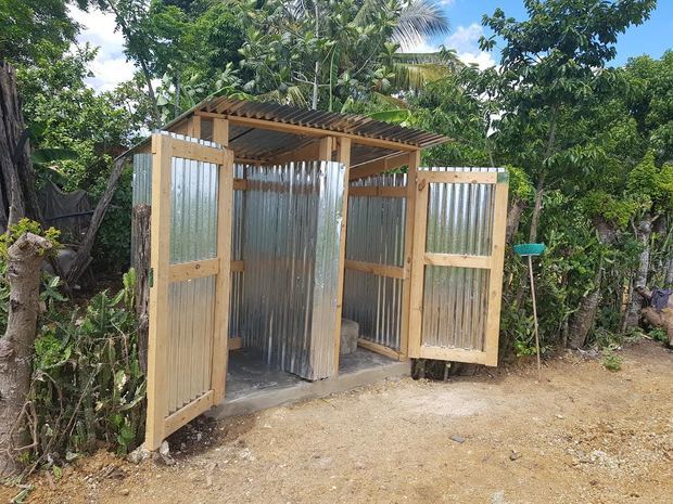 Los fondos para la construcción de las letrinas fueron aportados por los Ejecutivos  de CAEI.