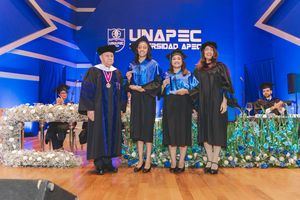 Dr. Franklyn Holguín Haché, rector, Ianna De los Ángeles Reyes, María José Núñez y Elsa María Moquete vicerrectora.