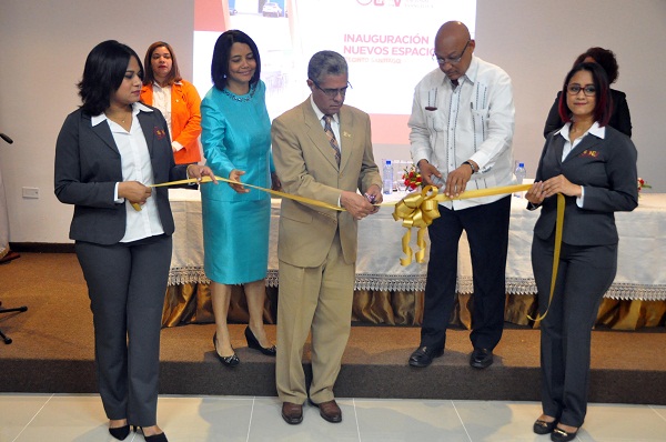 Dr. Wilfredo Mañón y el Director del Recinto Santiago_ José Vandelirlinder Momento en que cortaban la cinta