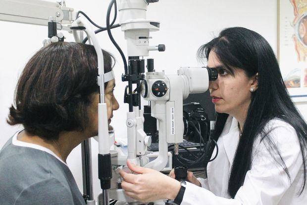 Dra. Cabrero diagnosticando glaucoma.