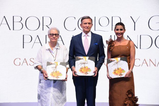 Dra. Pirigua Bonetti de Santana, Ministro Sr. Roberto Alvarez y Sra. María Alejandra Castillo.