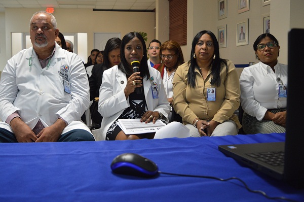 Dra. Ruth Esther Araujo junto a los encargados del Comité de Mejora Contínua  de la Calidad de la Atención y Seguridad del Paciente.