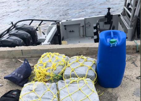 Miembros de diferentes cuerpos de seguridad se incautaron de 105 paquetes de droga durante una operación llevada a cabo en las costas al sur de Cumayasa, San Pedro de Macorís, y que supuso la detención de tres personas, informaron este lunes las autoridades.