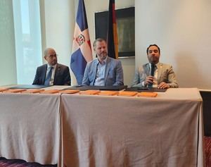 Durante la firma del acuerdo, Francisco Caraballo, Karsten Paul Windeler y Juan Mustafá, gerente general del BANDEX.