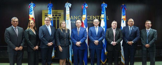 Valdez Albizu recibió a los participantes del Primer Diálogo de los Mercados de Capitales de Centroamérica y Caribe.