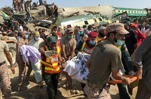 Al menos 27 muertos y 50 heridos en una colisión de dos trenes en Pakistán