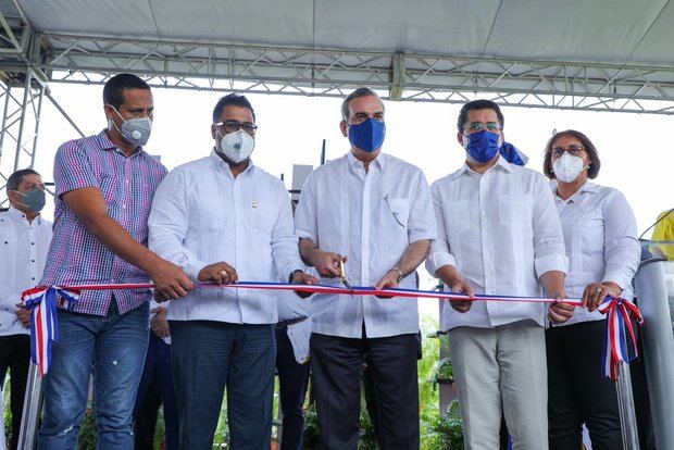 Corte de cinta a cargo del Presidente Luis Abinader junto a David Collado, y otros funcionarios.