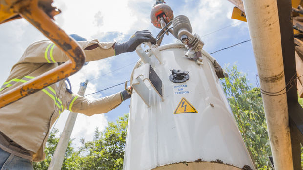 Edesur colocará 75 nuevos transformadores, decenas de luminarias y nuevas redes en Santa Rosa, Baní.