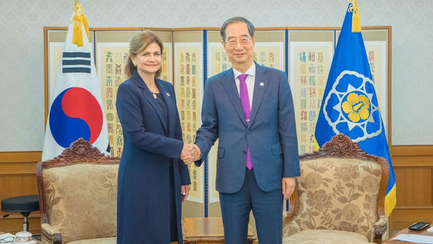 La vicepresidenta de la República, Raquel Peña, y el primer ministro coreano, Han Duck-soo.