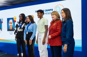 Popular celebra los éxitos deportivos de Marileidy Paulino con empleados y clientes