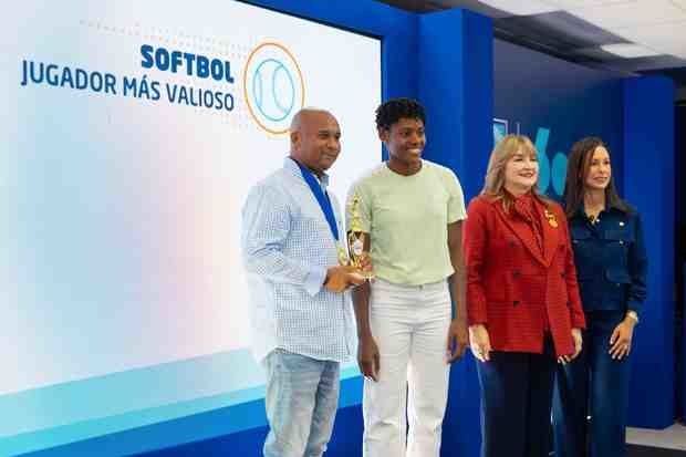 Momento de entrega de medallas y trofeos a colaboradores
participantes de los Juegos Popular.