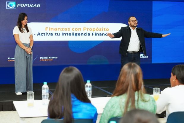Los expertos financieros Pamela Pichardo y Daniel Franco, expertos financieros,
enseñan a los becados cómo gestionar sus finanzas personales.