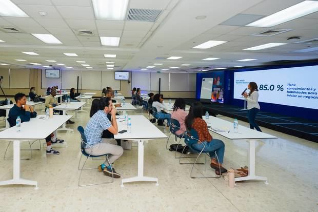 La segunda actividad consistió en el lanzamiento de un Diplomado en
Emprendimiento, con aproximadamente 30 participantes. En la foto, Sol Disla, directora
ejecutiva de ANJE.