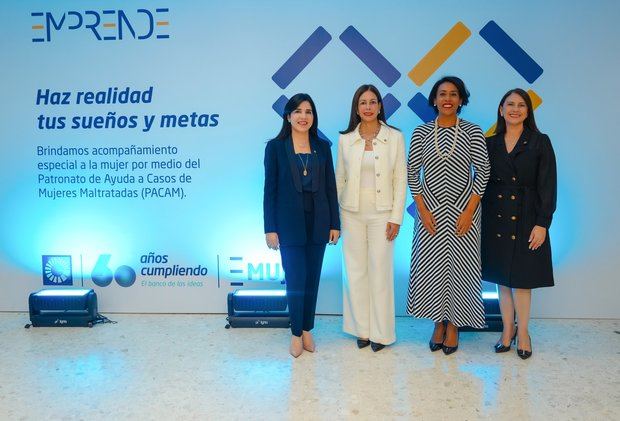 De izquierda a derecha, las señoras Mariel Bera, María Povedano, Chantall Ávila y María Badía.
