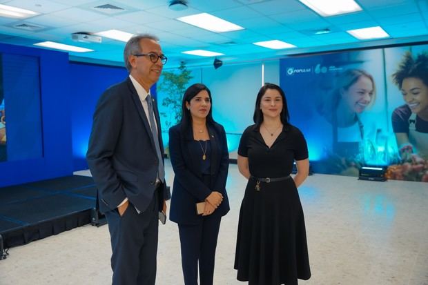 José Mármol, Mariel Bera y Stephanie Baud
de Grullón .