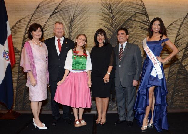 Edith y Urs Schnider, Heidi, María de los Ángeles García de Vargas, Pedro Sánchez Leguizamon y Paola Horber.

