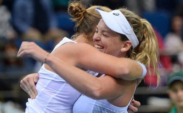 Shelby Rogers y Coco Vandeweghe celebran la consecución del punto definitivo en el dobles.