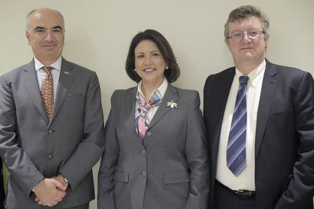 La vicepresidenta de la República, Margarita Cedeño, junto al embajador de la Unión Europea en la República Dominicana, Gianluca Grippa y Marc Litvine, jefe del sector Proyectos Regionales América Latina. 