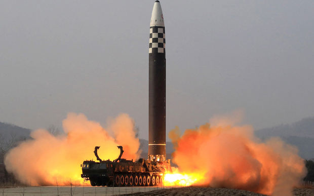 Corea del Norte dispara dos nuevos misiles balísticos al mar de Japón.