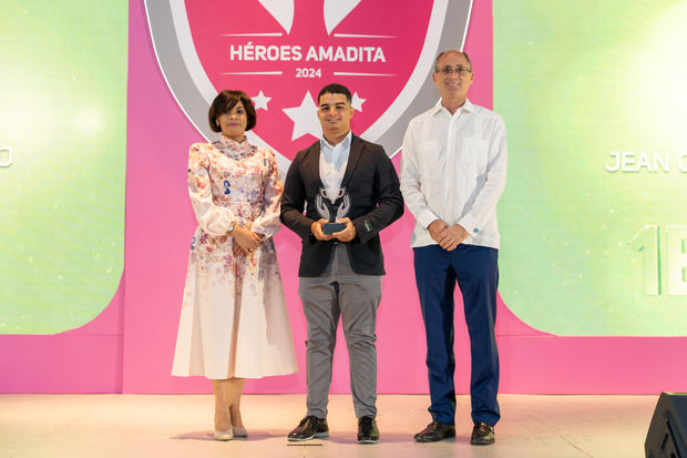 Evelin Nuñez, Jean Carlos de los Santos Geraldino y Sr. Jeffrey Johnson.