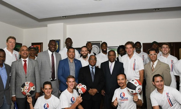 Danilo Díaz con ex jugadores de la NBA