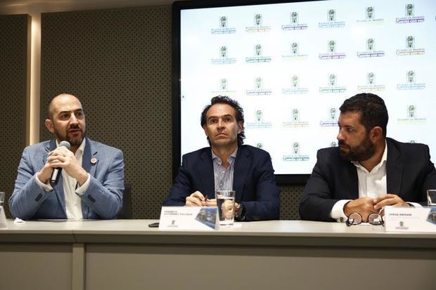 El viceministro de la Creatividad y la Economía Naranja, Felipe Buitrago (i), habla junto al alcalde de Medellín, Federico Gutiérrez (c), y al vicepresidente de Advanced Leadership Fundation, Jorge Brown (d), este jueves, durante la rueda de presentación de la primera cumbre de Economía Naranja, en Medellín, Colombia. 