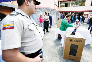 Abren colegios electorales en Ecuador para el referendo popular
 