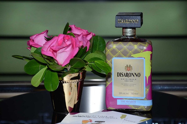 Edición limitada 2018 Disaronno viste de Trussardi