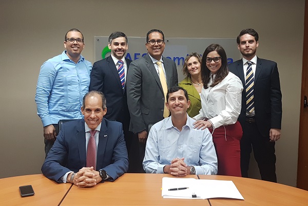 Edwin de los Santos, presidente de AES y Roberto Herrera, director de CEPM, con colaboradores