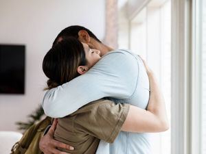 Aseguran los abrazos benefician sistema inmunitario y mejoran la salud física y mental de las personas