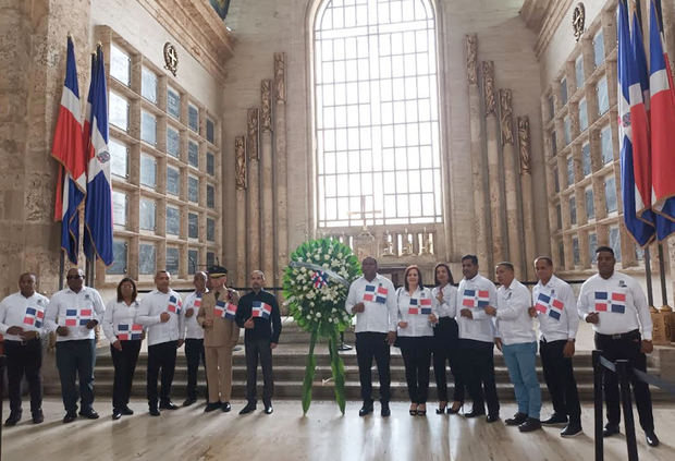 Juan Pablo Uribe, junto a colaboradores de la Comisión Permanente de Efemérides Patrias, luego de hacer el depósito de ofrenda floral.