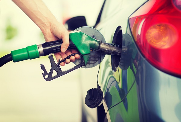Bajan precios de combustibles