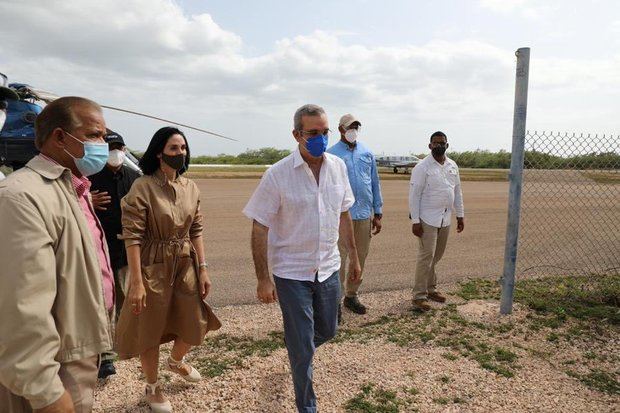 El Presidente 
@LuisAbinader
, junto a la Primera Dama 
@RaquelArbaje
 y su hija se encuentran en Pedernales realizando un recorrido de reconocimiento de las áreas de la provincia que pueden desarrollarse.