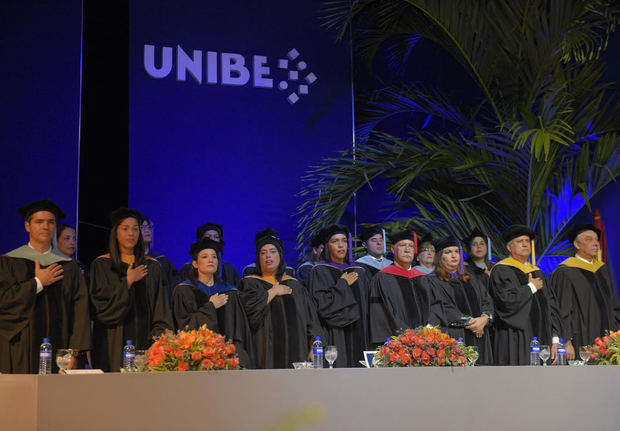 Mesa de honor compuesta por los miembros del Consejo Académico de la Universidad.