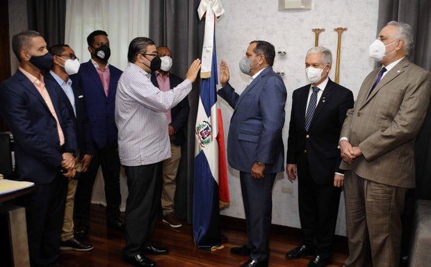 El ministro de Deportes, 
Francisco Camacho,  juramentó este martes como nuevo Comisionado Nacional de Béisbol al conocido expelotero profesional Junior Novoa.