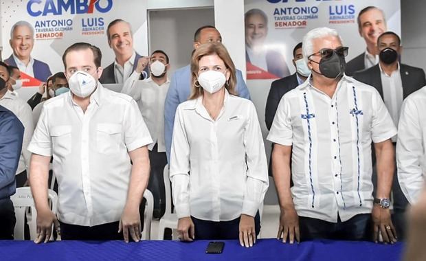 Reunión de la dirigencia del partido en Santo Domingo Este encabezada por el presidente del PRM 
José Paliza, el presidente municipal Adán Peguero, el presidente provincial Rafael A. Burgos y la Vicepresidenta 
Raquel Peña.