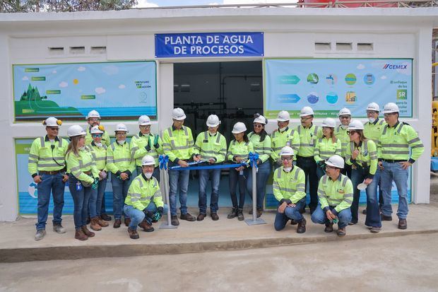 Ejecutivos Cemex durante la inauguración de la planta de agua.